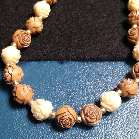 Vintage Lucite/Resin/Plastic carved Rose Beads Gold Tone Metal bead Cottagecore - Picture 2 of 5